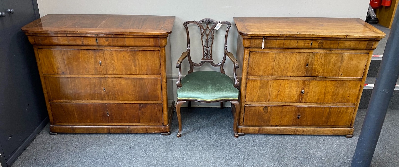 A pair of 19th century French walnut four drawer commodes, width 104cm, depth 54cm, height 96cm